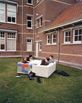 360109 Afbeelding van studenten op bankstellen in de tuin van het University College van de Universiteit Utrecht aan de ...